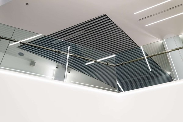 Pourquoi le garde-corps en verre pour balcon est mieux que celui en fer forgé ?