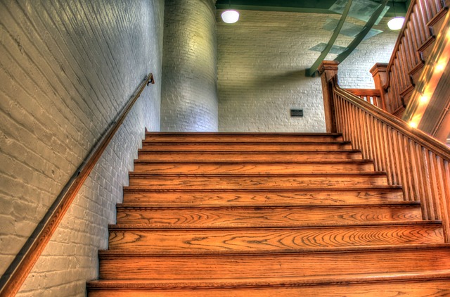 Rénover votre escalier en bois à moindre coût : comment y procéder ?